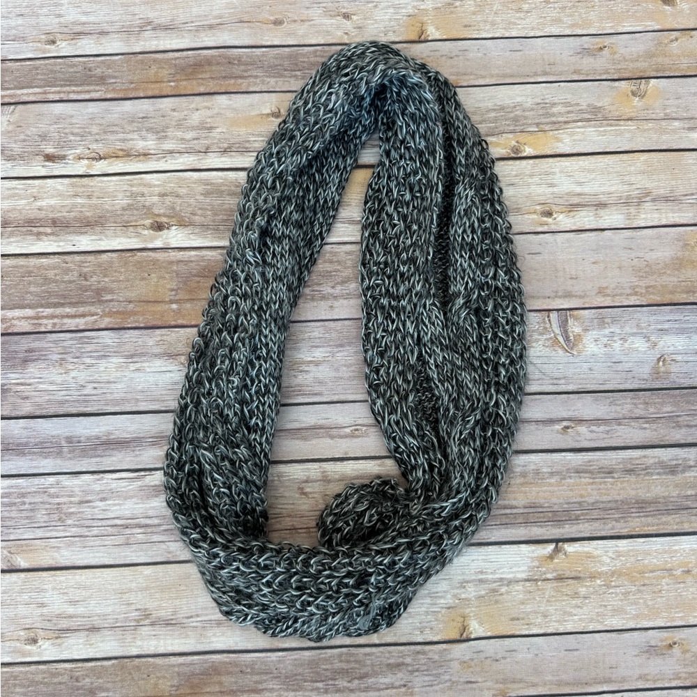 Lee & Birch- Chunky Knit Infinity Scarf - Black and Gray.